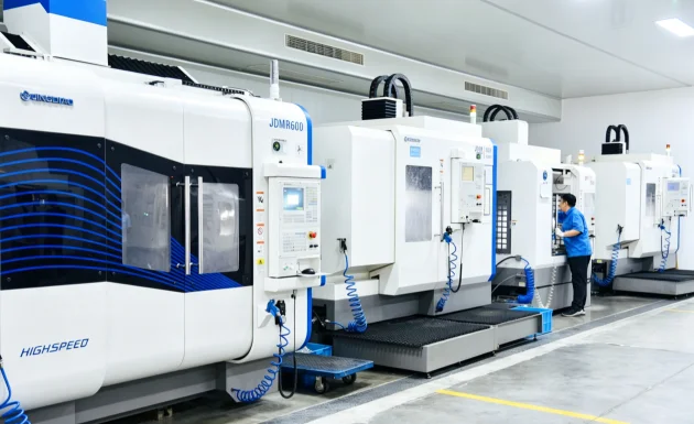 Integrated workshops, quality checkpoints, and operator teams are aligned in one production chain.